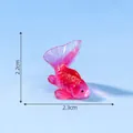 Petite figurine de poisson rouge rose translucide pour décor d'aquarium, 2,3x2,2cm - Style Moustache de Fortune / 2.3x2.2cm
