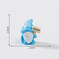 Miniatura di gnomo invernale blu con cartello Winter su sfondo di neve - misura 2,5 cm - Stile 5 (Gnomo con Cartello Winter)