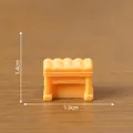 Modello di sgabello per pianoforte in miniatura arancione, larghezza 1,9 cm e altezza 1,4 cm - Sgabello Beige