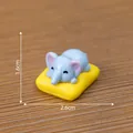 Miniatura de elefante azul perezoso en un cojín amarillo, tamaño 2,6 cm por 1,6 cm - 1.6cm Altura / Elefante