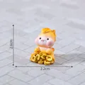 Linda figura de resina del Año del Caballo sentada sobre monedas, 2,2 cm por 2,6 cm - Pila de Dinero