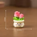 Vue détaillée d'un ornement de plante en pot rose miniature, dimensions 3,1 cm x 2,2 cm - Style de Tulipe