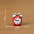 Μικρή μινιατούρα κόκκινο ρετρό ξυπνητήρι για διακόσμηση κουκλόσπιτου, ύψος 2 cm. - 1,6x2,0cm