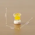 Miniatuur geel drankje met ijsblokjes in witte konijnenbasis voor DIY poppenhuis decoratie - 2.2x1.6x1.8cm / Stijl 4 (Sapcentrifuge)