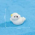 Mignonne figurine de phoque blanc miniature pour décor de micro-paysage, 3.2cm x 2.3cm - Pose Heureuse (Avec Fleur) / 3.2x2.3cm