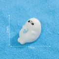 Miniatuur witte zeehond figuur met blauwe schelp voor micro landschap strand decoratie - 3.0x2.0cm