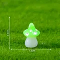 Mini green luminous resin mushroom figurine for moss micro-landscapes, 1.9cm height - 1.9x1.3cm / Green