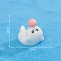 Miniatuur witte zeehond figuur met roze bal voor DIY micro landschap strand decor - 2.8x3.0cm