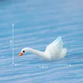 Miniatura di cigno bianco con punte delle ali blu per decorazione di micro paesaggi - Blu