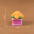 Miniatur rosa Flechtkorb mit orangefarbenen Blumen, Größe 2,5 cm Höhe und 2,3 cm Breite. - 2,5cm x 2,3cm