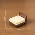 Cama de casa de muñecas en miniatura dimensiones 4,2 cm x 2,8 cm marrón y crema - Cama de Madera