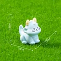 Mini statuina di drago azzurro su erba con dimensioni di 1,8cm x 1,9cm x 1,5cm - Drago