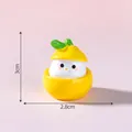 Simpatica statuetta di pulcino con cappello a limone, decoro da tavolo alto 3 cm - Style 1 / Pollo Pera Dolce