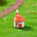 Casa rural en miniatura con chimenea, 2,6 cm de ancho y 3,6 cm de alto, para decoración. - Serie de Casas Pequeñas / Casa de Techo Redondo Rojo