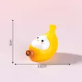 Simpatica statuetta in resina di pulcino banana, lunga 3,6 cm e alta 3 cm, decorativa - Pollo Banana