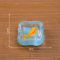 Miniatur Goldfisch im blauen Glasbecken für Puppenhaus DIY Deko, Größe 3cm x 1.3cm - Quadratisches Aquarium Stil (8#)