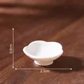 Miniature white flower-shaped ceramic plate for dollhouse DIY decor, 2.5cm diameter - 0.9x2.5CM