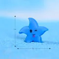 Ornement mini étoile de mer en résine bleue avec visage de dessin animé, taille 2 cm - Étoile de Mer Espiègle / Bleu