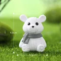 Statuetta di orso bianco lavorato a maglia con sciarpa grigia per micro-paesaggio - Orso a Maglia con Sciarpa / Bianco