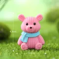 Statuina di orsetto lavorato a maglia rosa con sciarpa blu, 4,8 cm di altezza - Orso a Maglia con Sciarpa / Rosa