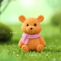 Miniatura figurina di orso lavorato a maglia con sciarpa rosa per decoro - Orso a Maglia con Sciarpa / Arancione