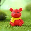 Statuina di orsetto rosso in maglia con sciarpa gialla per decorazione micro paesaggi - 4.8cm - Orso a Maglia con Sciarpa / Rosso