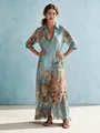 Elegante lange jurk met artistieke print en zijdeachtige textuur voor op vakantie. - XS / Dresses / Lichtblauw