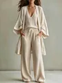 Gros plan sur un ensemble léger en lin beige avec gilet et pantalon sur un modèle - Abricot