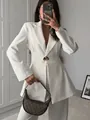 Stijlvolle witte getailleerde blazer met puntrevers en accentuerende taillelijn - S / Tops / Wit