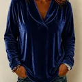Détail d'un élégant haut en velours bleu foncé à manches longues avec col châle chic - Bleu foncé