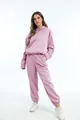 Comfortabele mauve hoodie en bijpassende joggingbroek set getoond op een modemodel - Roze