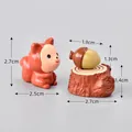 Statuetta in resina di scoiattolo in miniatura e ghianda su ceppo per decoro micro paesaggio - Kit Tre Pezzi Animale del Fumetto / Stile Scoiattolo (#2)