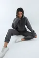Comfortabele donkergrijze verdikte hoodie en joggingbroek set voor dames, model foto - donkergrijs