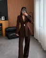 Detalle de elegante conjunto de blazer marrón entallado y pantalones anchos - S / Top Y Pantalón / Café