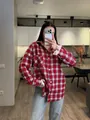 Rood geruit damesoverhemd in Amerikaanse vintage stijl met elegante witte ruches aan de mouw - S / Tops / Rood