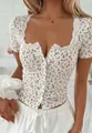 Dettaglio t-shirt a fiori con scollo quadrato in pizzo e bottoni frontali. - Taglia S / Top / Fantasia Floreale Rosa & Giallo