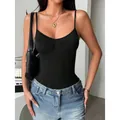 Detailopname van een zwarte mouwloze bodysuit met een stijlvol geplooid borstontwerp - S / Boven- En Onderstuk / Zwart
