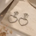 Élégantes boucles d'oreilles clips minimalistes en forme de cœur argenté sur pierre - Clip d'oreille Cœur Creux (E6358) / Argent
