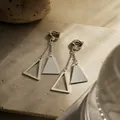 Élégantes boucles d'oreilles clips avec double triangle géométrique argenté sur pierre - Clip d'oreille Long à Double Triangle (E5709-9) / Argent