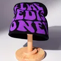 Schwarz-lila Strickmütze im Street-Style mit großem Buchstabenmuster für den Winter. - Schwarzviolett
