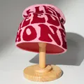 Gemütliche rosa-rote Strickmütze mit auffälligem Buchstabenmuster für Winterwärme und Stil - Rosa