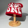 Trendige rote Strickmütze mit markanten weißen Buchstaben für winterliche Wärme - Rot Weiß