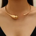 Elegante collana choker dorata minimalista con un audace design a goccia d'acqua aperta - Choker (7949) / Oro