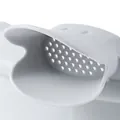 Detailansicht des weißen silikon Pfannensiebs in Entenform mit Abtropflöchern - Grau / Grau