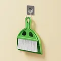 Pequeño juego de escoba y recogedor verde compacto con cerdas blancas colgado en gancho - Verde