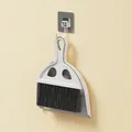 Mini juego de escoba y recogedor de escritorio compacto en gris y blanco colgado en la pared - Marfil