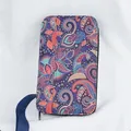 Piccolo astuccio per cucire compatto con vivace stampa paisley viola e cinturino blu da polso - Set da Cucito da 130 Pezzi / Fiore Viola