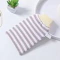 Gestreifter Peeling-Badehandschuh mit weichem Rippbündchen für effektives Hautpeeling. - Handschuh / Kaffeestreifen