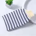 Grau-weiß gestreifter Peeling-Badehandschuh mit gelbem Gummibund für gründliches Körperpeeling - Handschuh / Schwarz-weiße Streifen