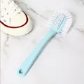 Brosse à chaussures bleue à long manche avec poils blancs souples et trou de suspension - Bleu clair